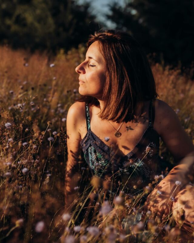 🌿séance pro pour @laurianemagnetisme qui vous accueil dans son nouveau cocon avec toute sa bienveillance #corporate #photooftheday #photographecorporate #magnetisme #energeticienne #pendule #massagetherapy #photographe #photographebeaujolais #vauxenbeaujolais #clochemerle